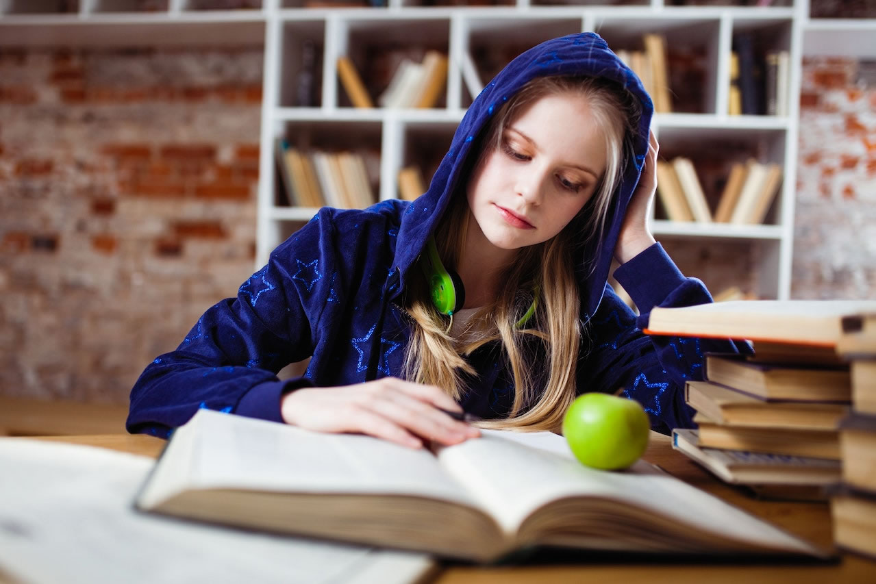 girl-reading_apple.jpg