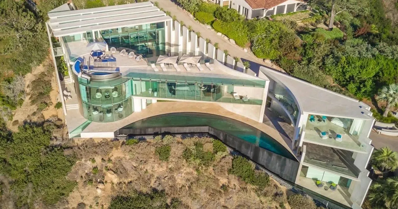 inside_the_insanely_private_mega_mansions_of_pop_royalty_2