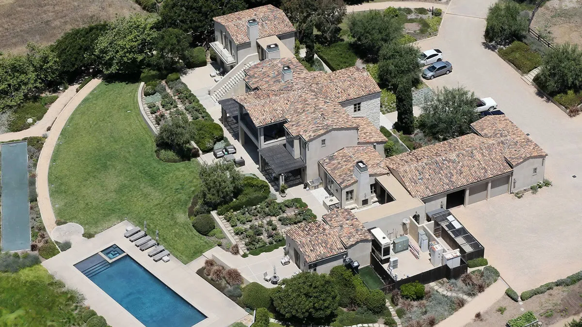 inside_the_insanely_private_mega_mansions_of_pop_royalty_3