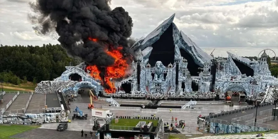 tomorrowland_2025_mainstage_engulfed_by_fire